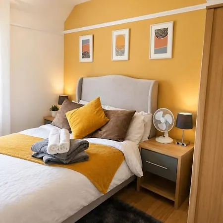 Stylish 3 Bed House Contractor Friendly Free Parking & Wifi Apartment Bristol
