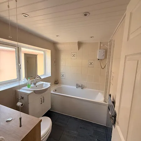 Apartment Stylish 3 Bed House Contractor Friendly Free Parking & Wifi *