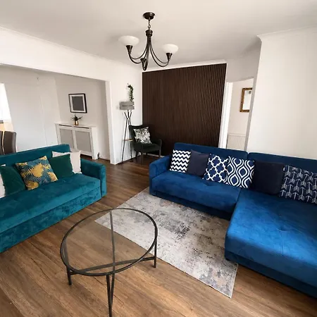 Stylish 3 Bed House Contractor Friendly Free Parking & Wifi *